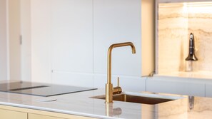 Fridge, microwave, oven, stovetop - LovelyStay - Entreparedes House - 302 (Porto)
