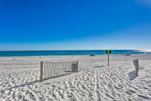 På stranden