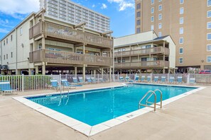 Pool - Beachfront condo with Gulf views, balcony, pool & AC - snowbird-friendly (Gulf Shores)