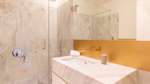 Hair dryer, towels - LovelyStay - Entreparedes House - One Bedroom APT (Porto)