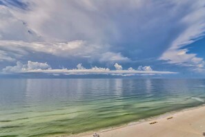 On the beach - Centrally located condo w/ picturesque views & shared pools/lazy river (Gulf Shores)