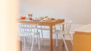 Dining - LovelyStay - Entreparedes House - 301 (Porto)