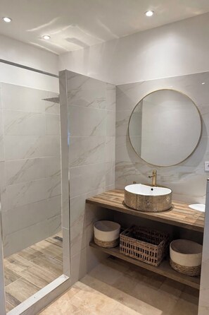 Shower, towels, toilet paper - Villa and pool Pacha Prestige (Roquebrune-sur-Argens)