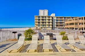 Terrace/patio - Gulf-Front Condo with Balcony, Beach Views, WiFi, AC & Shared Gulf-Facing Pool (Gulf Shores)