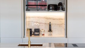 Fridge, microwave, oven, stovetop - LovelyStay - Entreparedes House - 102 (Porto)