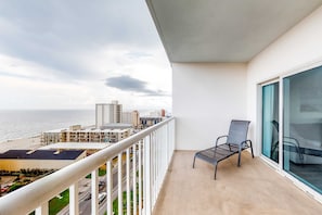 Property grounds - Gulf-view condo with outdoor & indoor pools, hot tub, lazy river & beach access (Gulf Shores)