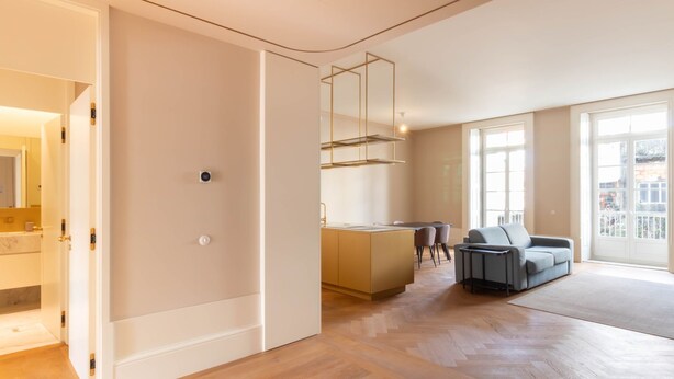 Eine moderne Wohnung mit Küche, Essbereich und Wohnzimmer.