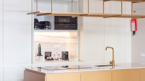 Fridge, microwave, oven, stovetop - LovelyStay - Entreparedes House - 203 (Porto)