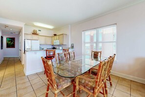 Dining - Gulf-Front, 12th-Floor Condo w Great View, Balcony, AC & Shared Pools Hot Tubs (Gulf Shores)