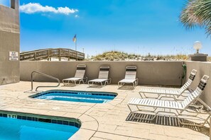 Pool - Gulf-Front, 12th-Floor Condo w Great View, Balcony, AC & Shared Pools Hot Tubs (Gulf Shores)