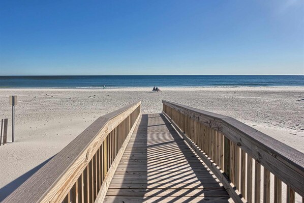 On the beach - 14th-floor penthouse condo with deck, W/D, amazing views & pool - great location (Gulf Shores)