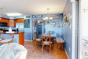 Dining - 14th-floor penthouse condo with deck, W/D, amazing views & pool - great location (Gulf Shores)