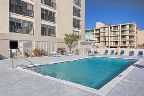 Pool - 14th-floor penthouse condo with deck, W/D, amazing views & pool - great location (Gulf Shores)