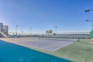 Sports court - Breezy Condo near the Beach w/Balcony, A/C, Shared Pool, Tennis, Hot Tub, WiFi (Gulf Shores)