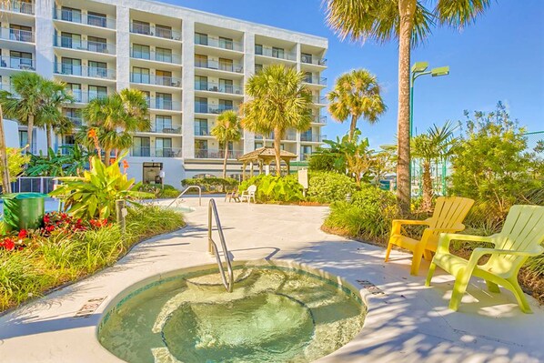 Outdoor spa tub - Breezy Condo near the Beach w/Balcony, A/C, Shared Pool, Tennis, Hot Tub, WiFi (Gulf Shores)