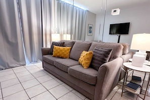 TV, DVD player - Breezy Condo near the Beach w/Balcony, A/C, Shared Pool, Tennis, Hot Tub, WiFi (Gulf Shores)