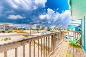Property grounds - Gulf-Front Condo w Balcony, Beach Views, WiFi, AC & Shared Gulf-Facing Pool (Gulf Shores)