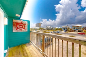 Property grounds - Gulf-Front Condo w Balcony, Beach Views, WiFi, AC & Shared Gulf-Facing Pool (Gulf Shores)