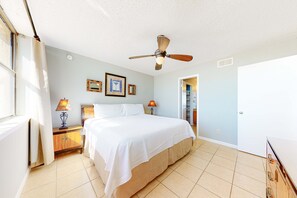 3 bedrooms, iron/ironing board, Internet, bed sheets - Beachfront condo with balcony, pool, BBQ area, central AC, free WiFi, views (Gulf Shores)