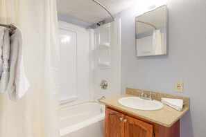 Shower, hair dryer, towels - Beachfront condo with balcony, pool, BBQ area, central AC, free WiFi, views (Gulf Shores)