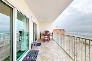 Outdoor dining - Family-Friendly Gulf-Front Condo w/Shared Pool, Hot Tub, Sauna, Private Balcony (Gulf Shores)