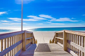 On the beach - 13th-floor oceanfront condo with balcony, AC, grill, pool, hot tub & gym (Gulf Shores)