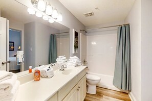 Shower, hair dryer, towels - Beachfront Condo wLarge Balcony, Shared Hot Tub, Pool, Sauna, Free WiFi, AC (Gulf Shores)