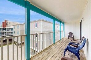 Property grounds - Darling Beach Condo w a Loft, Free WiFi, Balcony, Shared Pool, & Beach Access (Gulf Shores)