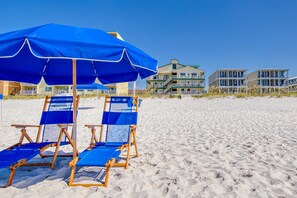 Property grounds - Darling Beach Condo w a Loft, Free WiFi, Balcony, Shared Pool, & Beach Access (Gulf Shores)
