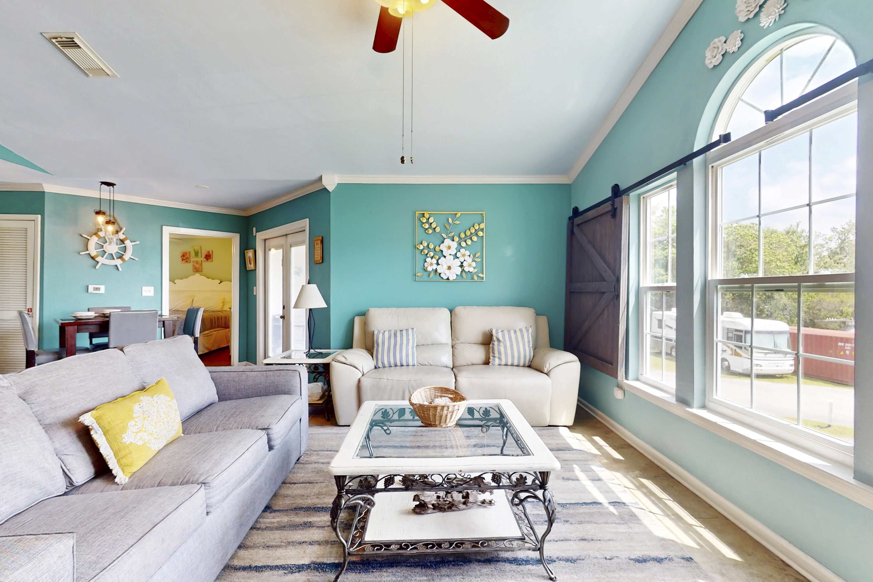 Fernseher, Kamin, DVD-Player, Arbeitsbereiche