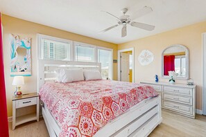3 bedrooms, WiFi, bed sheets - Bright home with decks, WiFi, AC, laundry & shared pool dock - walk to the beach (Gulf Shores)