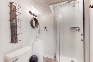 Shower, hair dryer, towels - Dog-friendly duplex with large yard, furnished deck, patio & beach gear (Gulf Shores)
