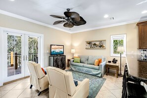 TV - Private home in a golf community with pool shared with the adjacent sister property (Gulf Shores)