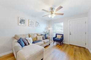 TV, offices - Cozy condo with turquoise pool, open layout, smart TVs, balcony, & AC (Gulf Shores)