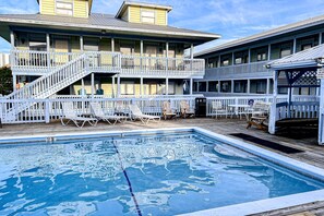 Pool - Cozy condo with turquoise pool, open layout, smart TVs, balcony, & AC (Gulf Shores)