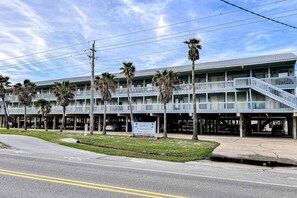 Exterior - Cozy condo with turquoise pool, open layout, smart TVs, balcony, & AC (Gulf Shores)