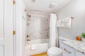 Shower, towels - Cozy condo with turquoise pool, open layout, smart TVs, balcony, & AC (Gulf Shores)
