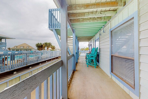 Terrace/patio - Cozy condo with turquoise pool, open layout, smart TVs, balcony, & AC (Gulf Shores)