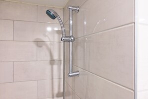 Een douche, een haardroger, handdoeken