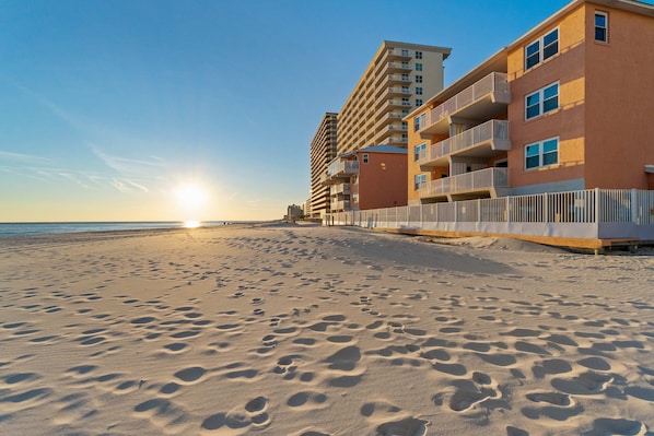 On the beach - Cheerful beach stay with heated pool, balcony, gulf views, W&D, & central AC (Gulf Shores)
