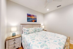 4 bedrooms, iron/ironing board, WiFi, bed sheets - New home near the beach with on-site pool,hot tub, private balcony, & W&D (Gulf Shores)