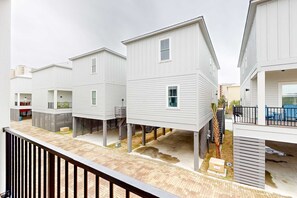 Property grounds - New home near the beach with on-site pool,hot tub, private balcony, & W&D (Gulf Shores)