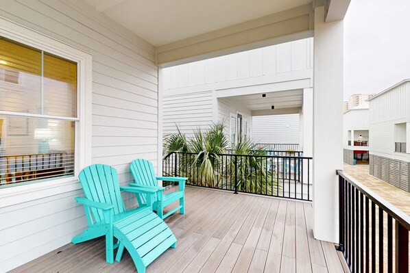 Terrace/patio - New home near the beach with on-site pool,hot tub, private balcony, & W&D (Gulf Shores)