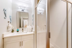 Shower, towels - New home near the beach with on-site pool,hot tub, private balcony, & W&D (Gulf Shores)