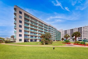 Exterior - Newly updated beachfront condo with Gulf view, indoor,outdoor pools & hot tub (Gulf Shores)
