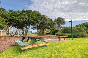 Outdoor dining - Newly updated beachfront condo with Gulf view, indoor,outdoor pools & hot tub (Gulf Shores)