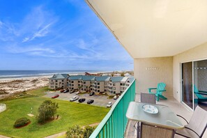 Outdoor dining - Newly updated beachfront condo with Gulf view, indoor,outdoor pools & hot tub (Gulf Shores)
