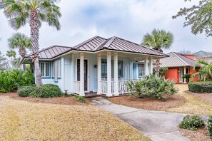 Exterior - Water-view cottage on the lake near the beach with private pool, patio, W&D, AC (Gulf Shores)