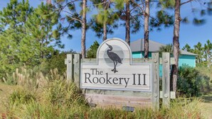 Puinen kyltti, jossa on kuva linnusta ja teksti: ”The Rookery III”.