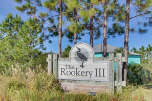Ein Holzschild mit einem Vogel und dem Text 'The Rookery III'.